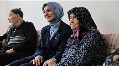 Bakan Göktaş, 70 yıldır evli olan Yılmaz çiftini ziyaret etti
