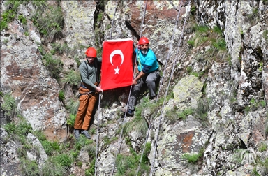 Li Qersê bi minasebeta 19ê Gulanê çalakiya meşa di nav siruştê da û hilkişîna bi zinaran va hat pêkanîn