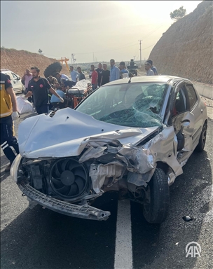 Li Mêrdînû otomobîl û traktor li hev qelibîn, 3 kes birîndar bûn