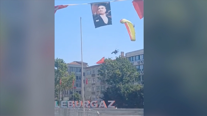 ı'nde gösteri uçuşu yapan paramotor kamyonetin üzerine düştü
