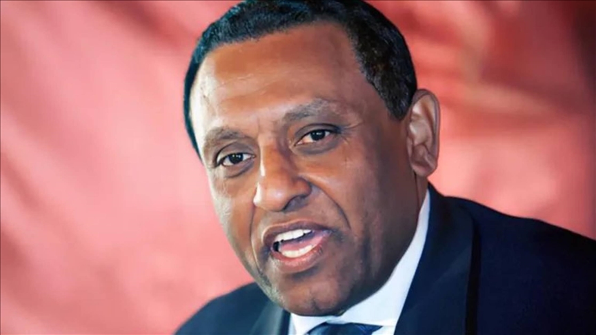 كامل إدريس.. رئيسا للوزراء بالسودان وسط حرب وتحديات (بروفايل)