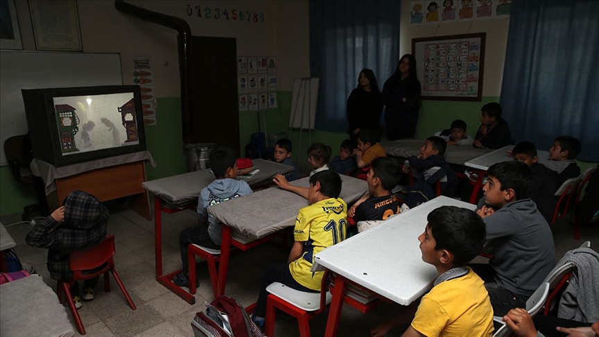 Bitlis'te lise ö臒rencileri Hacivat ve Karagöz'ü köy çocuklar谋yla bulu艧turuyor