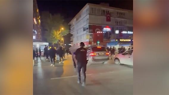 ıö'de ş辱Dzluk kutlayan Galatasaraylı taraftarlara yönelik ıı kamerada