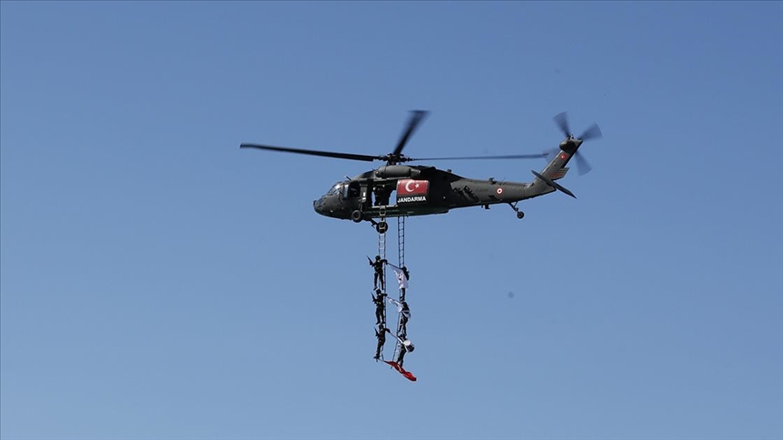 Samsun'da Jandarma Genel Komutanlığına bağlı "Çelik Kanatlar" gösteri uçuşu yaptı