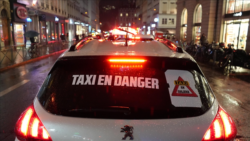 France : les taxis manifestent contre la baisse du remboursement des transports sanitaires
