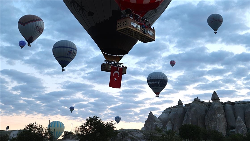 Kapadokya'da gökyüzü Türk bayrakları ve Atatürk posterleriyle süslendi