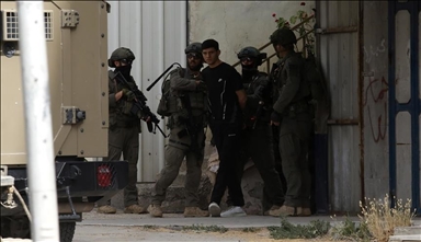إسرائيل تعتقل 13 فلسطينيا وتقتحم وتهدم منازل بمختلف مناطق الضفة