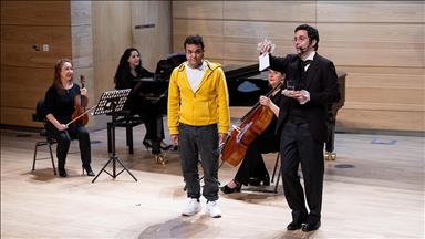 19. yüzyıl bestecisi Schubert, bu kez bir çocuğun mektubuyla sahnede "yardımlaşmayı" öğretiyor