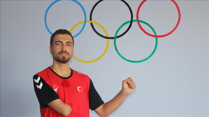 Fiziksel engelli milli tekvandocu Osman Ertürk'ün gözü altın madalyada