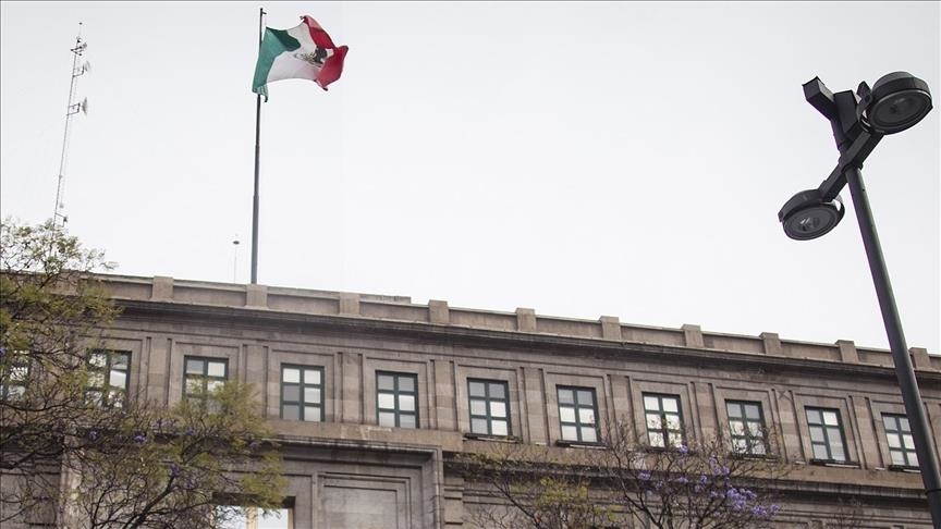 2 aides to Mexico City mayor gunned down at close range