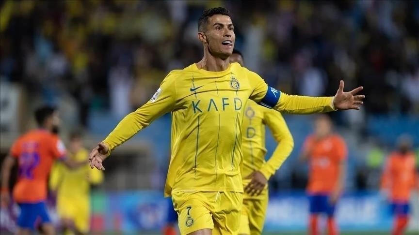قدم.. رونالدو وبنزيما مرشحان لجائزة أفضل لاعب بالدوري السعودي
