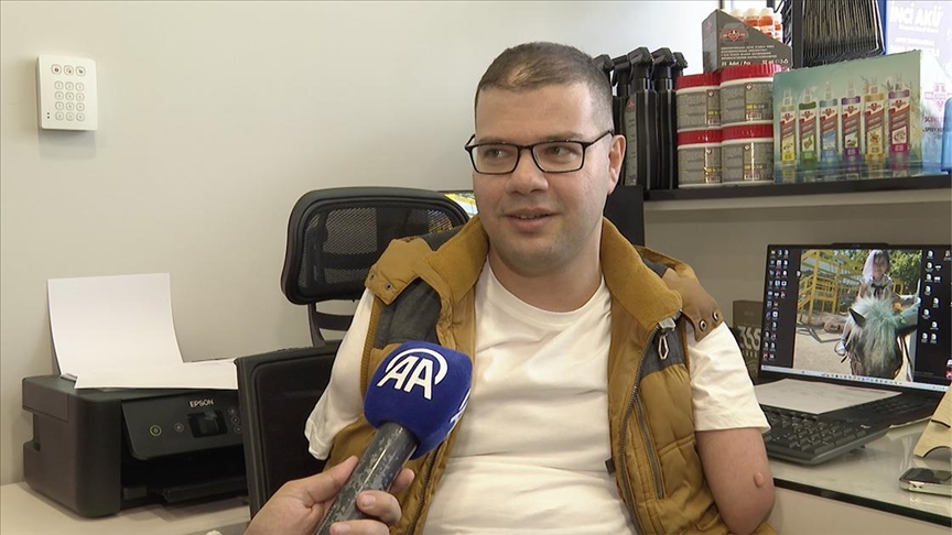 Do臒u艧tan bir kolu ve baca臒谋 bulunmayan engelli, azmiyle i艧inin patronu oldu