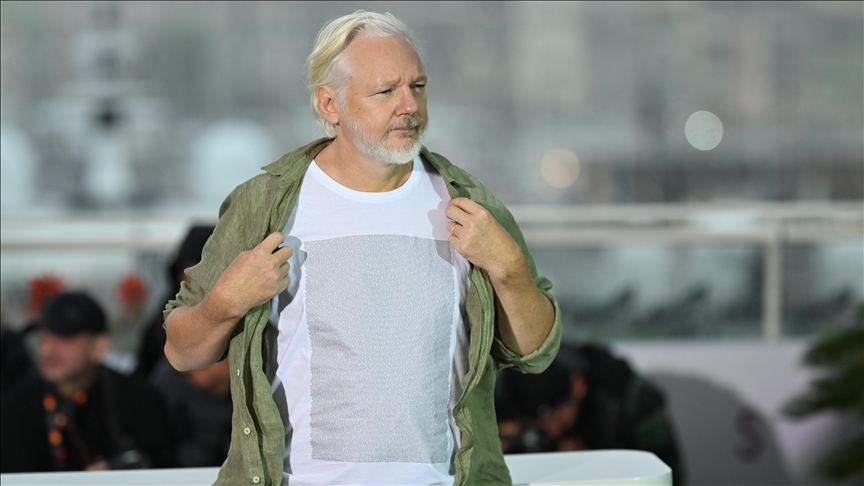 Assange, Cannes'a Gazze'de öldürülen binlerce çocuğun isminin yer aldığı tişörtle katıldı