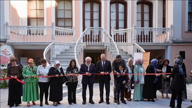 Ebru ve minyatür eserlerinden oluşan "Zuhurat" sergisi sanatseverlerle buluştu