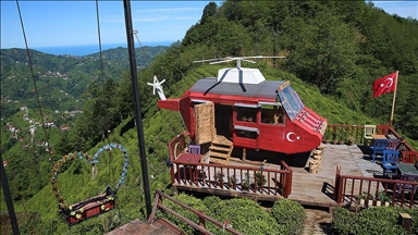 Rize'de çay bahçesinde helikopter şeklindeki ahşap yapı ilgi çekiyor