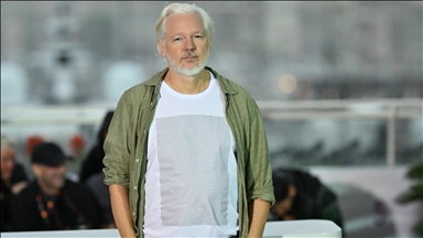 Assange merr pjesë në Kanë i veshur me bluzë me emrat e mijëra fëmijëve të vrarë në Gaza