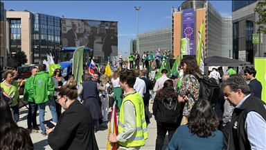 Fermerët protestojnë para institucioneve të BE-së