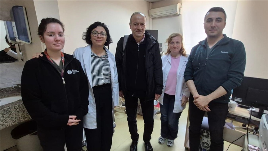 Kemiğe implante edilen cihazla yeniden duymaya başladı