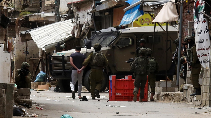 الضفة.. مداهمات إسرائيلية واعتداءات مستوطنين بحق فلسطينيين