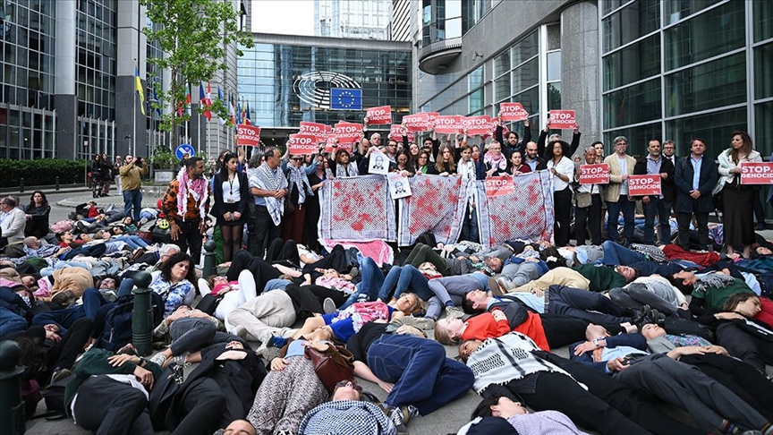 AP önünde yere uzanan aktivistler, İ'in Gazze'deki soykırımını protesto etti