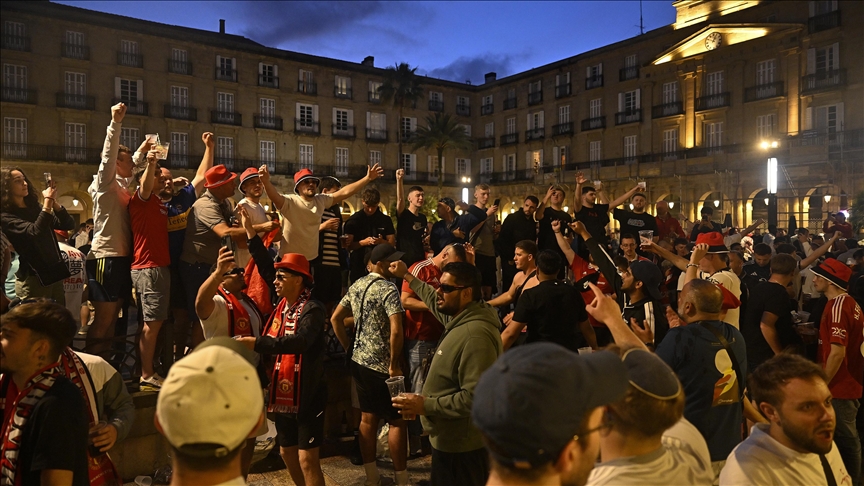 Tifozët e Tottenhamit dhe Manchester Unitedit në pritje të finales së Ligës së Evropës