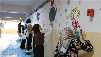 Kütahya'da üniversite öğrencileri ilkokul koridorlarını bilim ve sanat çizimleriyle renklendirdi
