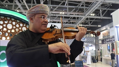 Ummanlı kemancı Maskat'taki fuarda Türk ve Filistin bestelerini seslendirdi