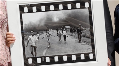 Vietnam Savaşı'nın önemli karelerinden "Napalm Kızı" fotoğrafını kimin çektiği tartışılıyor