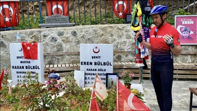 Çanakkale'den yola çıkan bisikletli, Trabzon'da Eren Bülbül'ün kabrini ziyaret etti