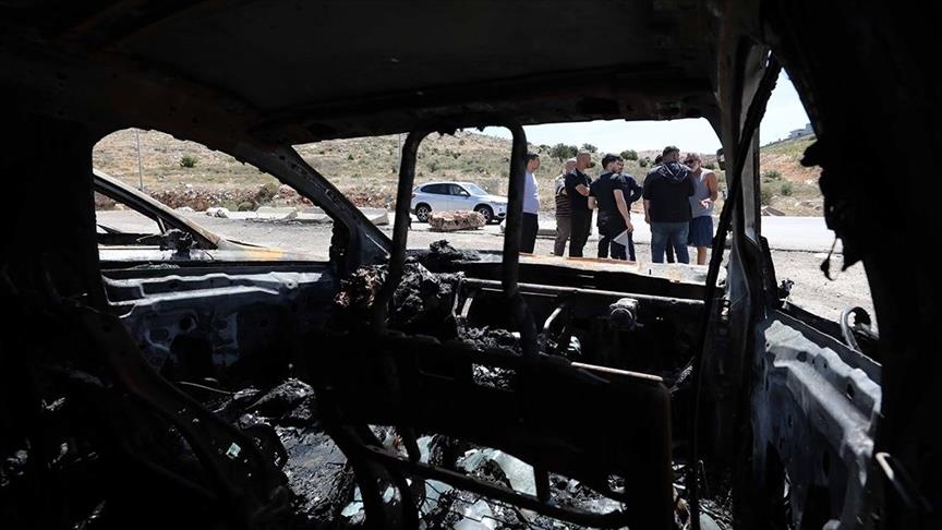 Незаконные еврейские поселенцы подожгли автомобиль палестинцев и попытались сжечь мечеть