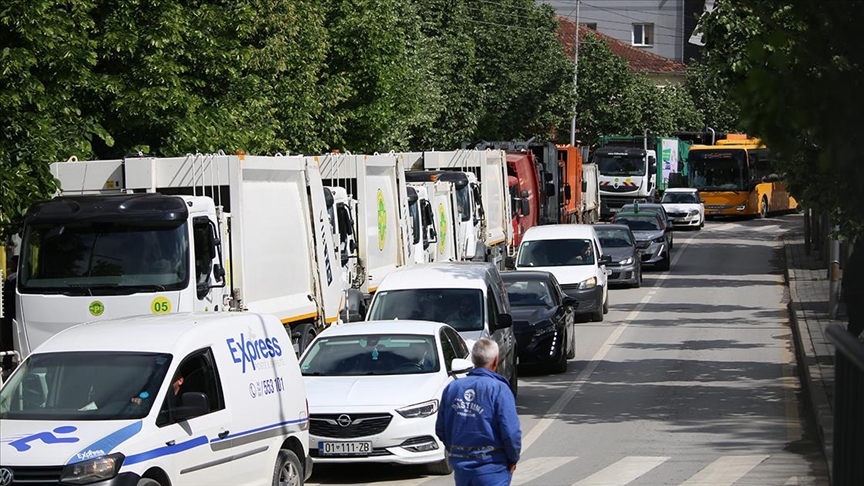 Kosova'nın başkenti ʰşپԱ'de çöpçüler belediye önünde greve gitti