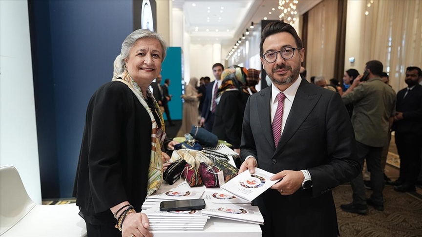 AA Yönetim Kurulu Başkanı ve Genel Müdürü Karagöz, Uluslararası Aile Forumu'nda stantları ziyaret etti
