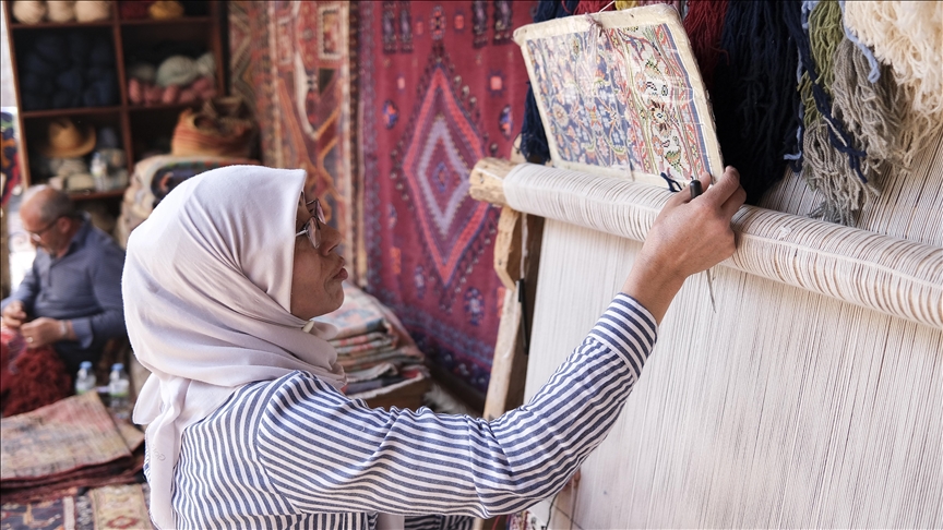 Nevşehir'de dokuma ustası Ayten Satıcı dokuma halıcılığın yeniden canlanmasını istiyor