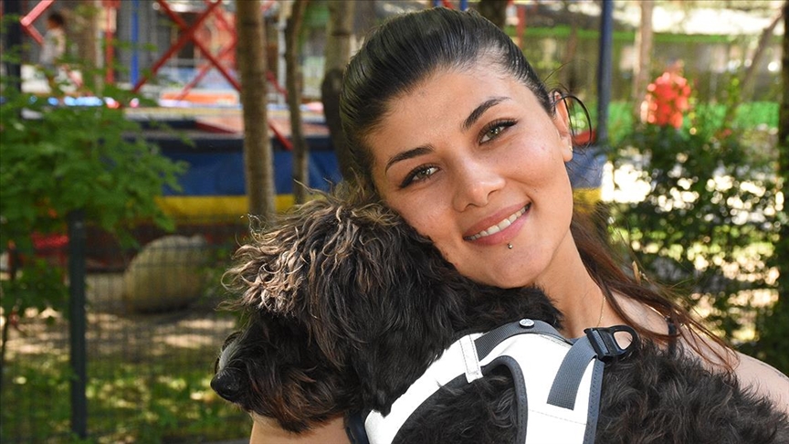 Enduro sporcusunun yol arkadaşı köpeği "Buji" oldu