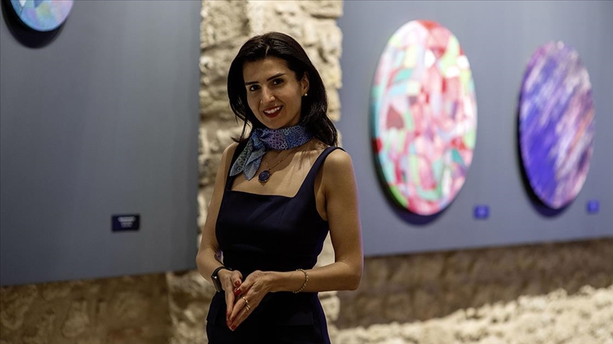 Ressam Seval Özcan'ın "Şaşırt Beni İstanbul" sergisi noktanın sonsuzluğunu ele alıyor