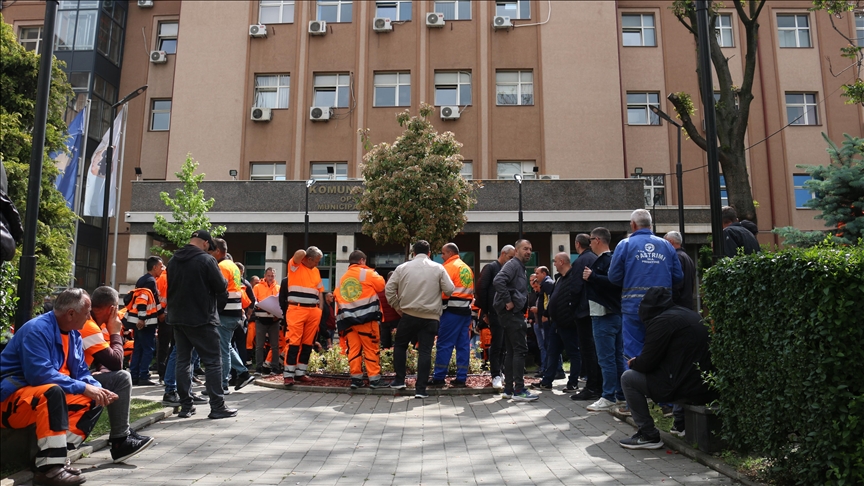 Punëtorët e "Pastrimit" në grevë para Komunës së Prishtinës