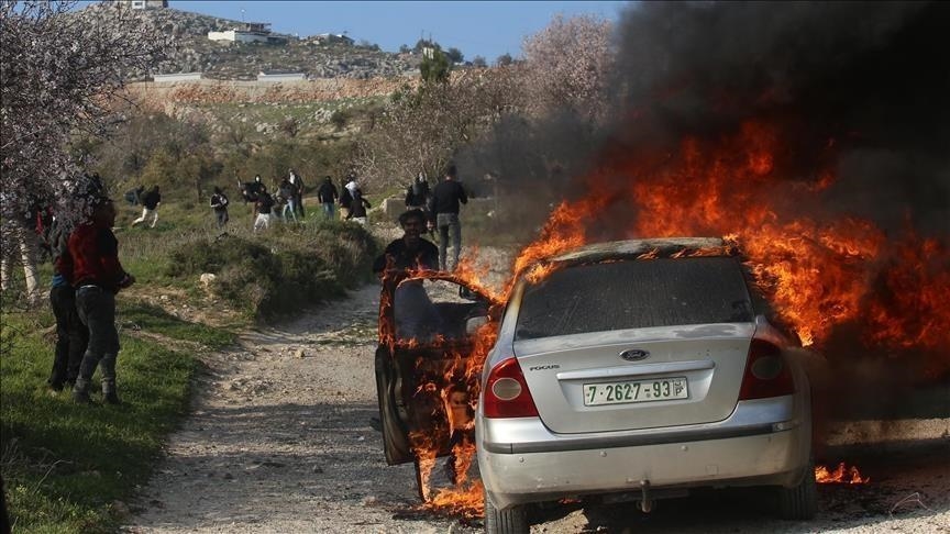 مستوطنون إسرائيليون يحرقون مركبة ويحاولون حرق مسجد في نابلس