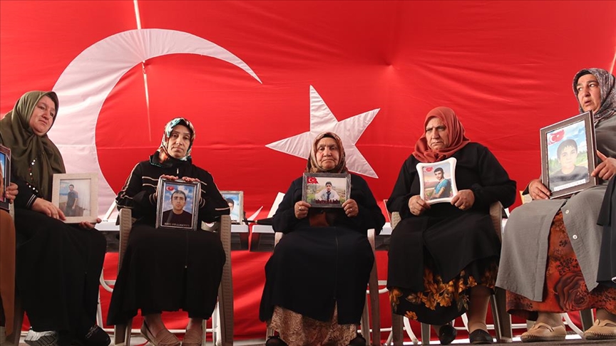 پⲹı anneleri evlatlarına kavuşmak istiyor