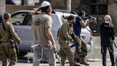 اعتداءات مستوطنين إسرائيليين تهجِّر الفلسطينيين من تجمع بدوي بالضفة 