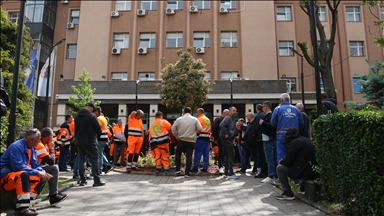 Punëtorët e "Pastrimit" në grevë para Komunës së Prishtinës
