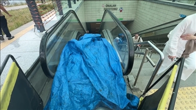 Ünalan Metro İstasyonu'nda yürüyen merdivenin basamağı kırıldı