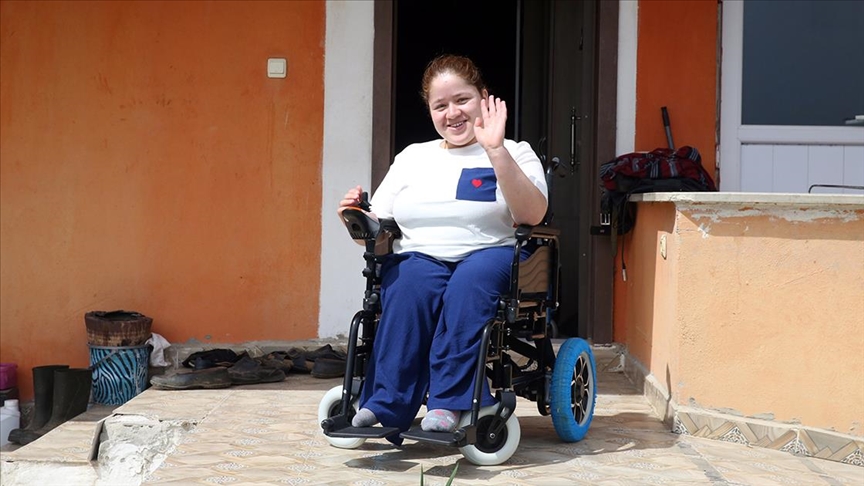 Minik öğrencilerin harçlıklarıyla alınan tekerlekli sandalyeler engellileri mutlu etti