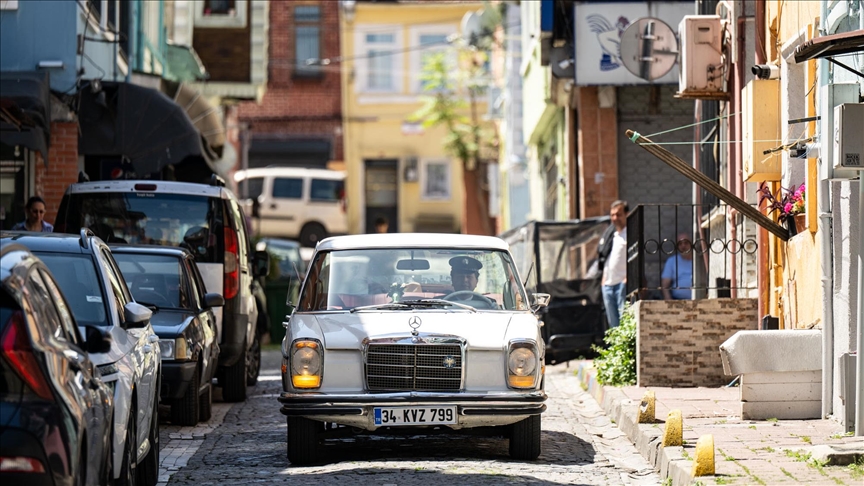 Shëtit Stambollin me uniformën e policisë së trafikut të viteve 70-ta dhe makinën klasike