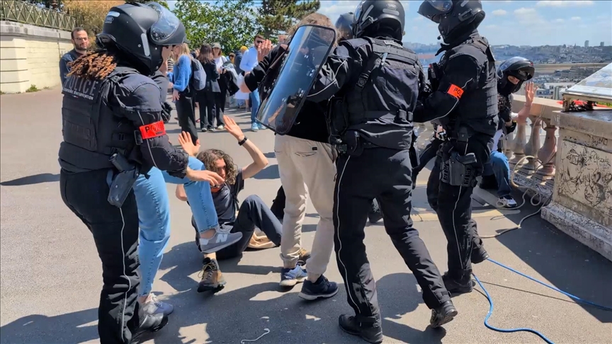 Des militants écologistes perturbent l'AG de TotalEnergies à Paris