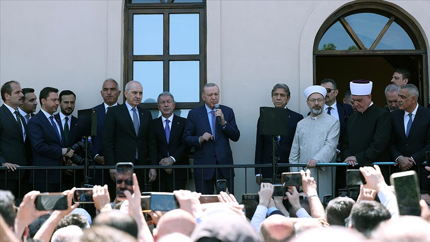 Cumhurbaşkanı Erdoğan, Kireçburnu Gümrükçü İshak Ağa Camisi'nin açılışını gerçekleştirdi