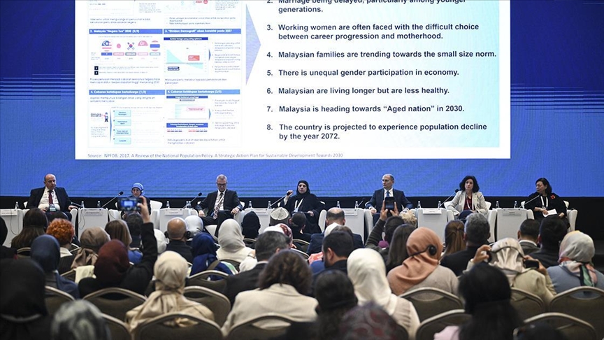 Uluslararası Aile Forumu'nun ikinci gününde nüfusla ilgili panel yapıldı