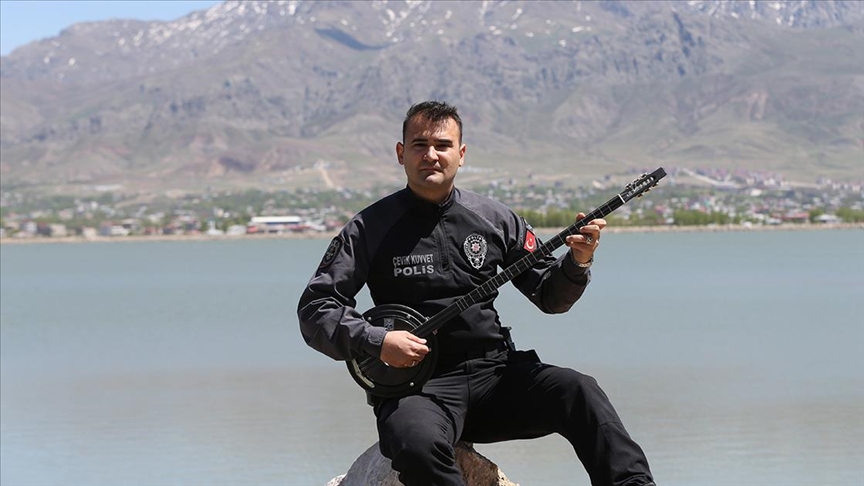 Müzik tutkunu polis memuru, 7 enstrüman çalıyor
