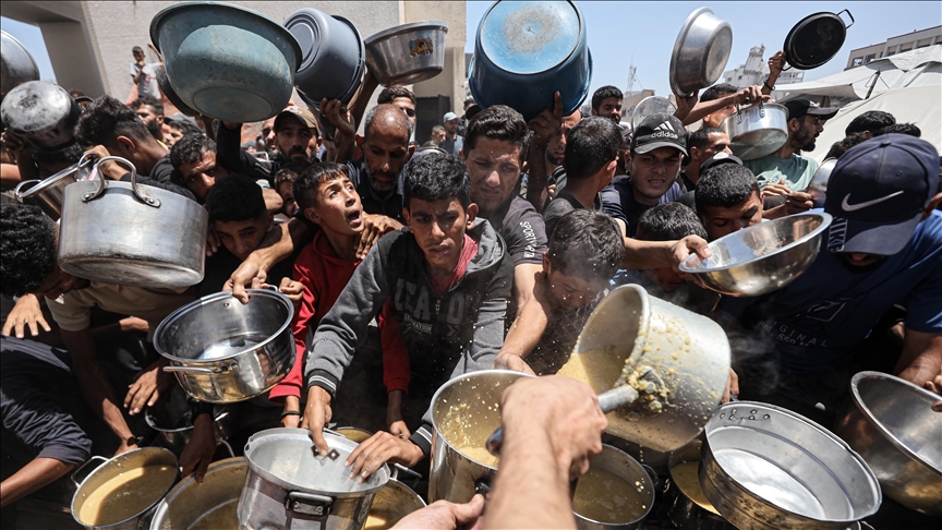 Жителите на Газа пред дистрибутивните центри чекаат топол оброк, по 81-дневната блокада на помошта