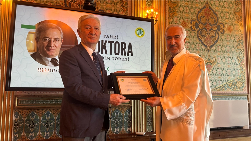 Yazar Beşir Ayvazoğlu'na "fahri doktora" verildi