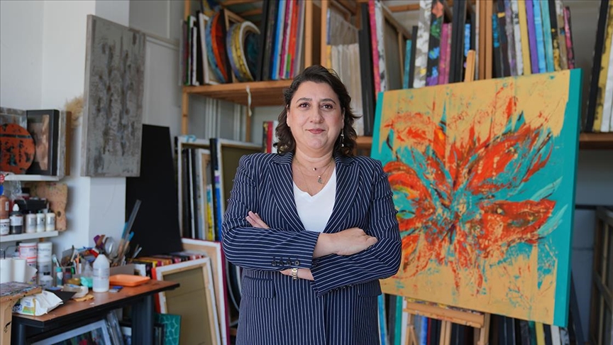 Ressam Yasemen Latife Ayvaz "Mekanda Sanat" Projesi'yle sanatseverleri atölyesinde ağırlıyor